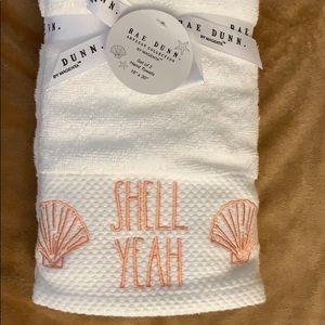 Rae Dunn 2 piece hand towel set